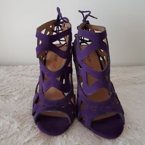 *NEW/NEVER WORN* Purple cut out heel